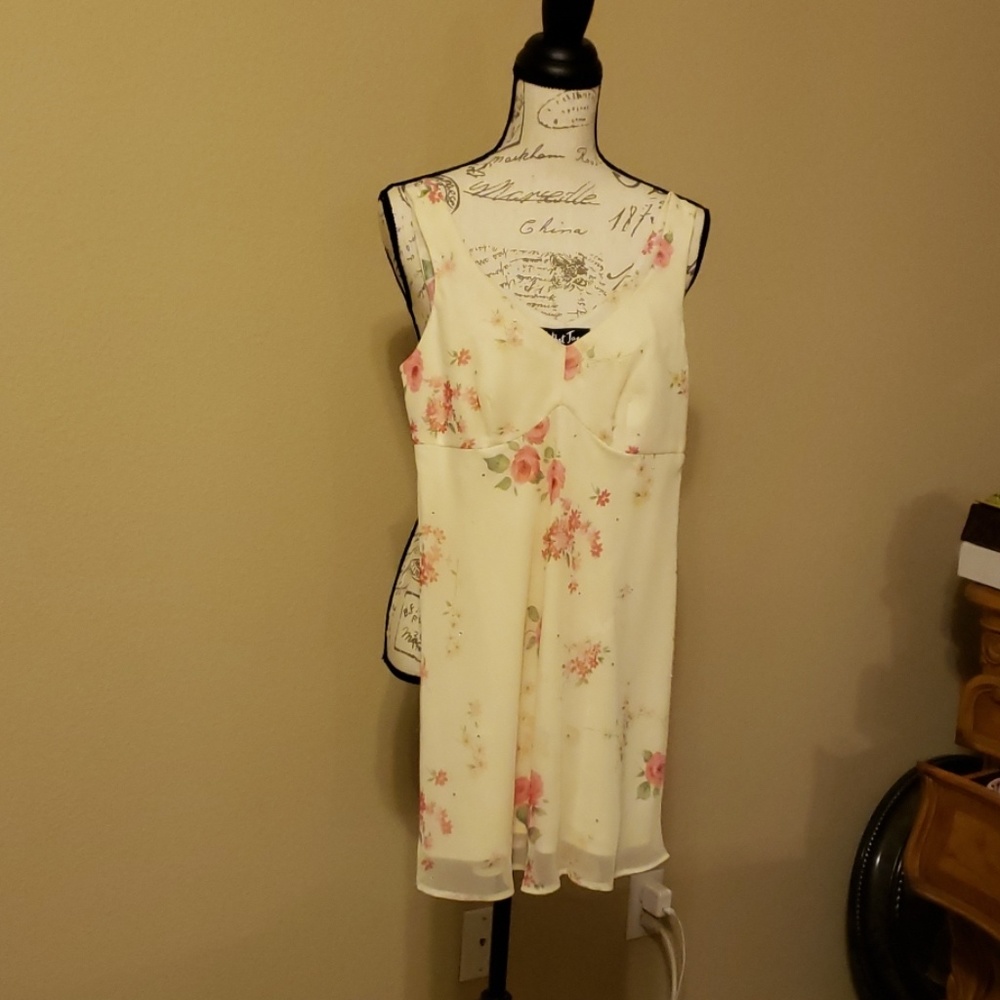 Short yellow dress